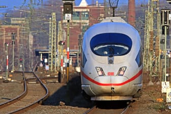 Ein ICE der Deutschen Bahn auf Gleisen (Symbolfoto): 137 Kilometer lang ist die Strecke insgesamt, 124 davon verlaufen auf deutschem Boden.