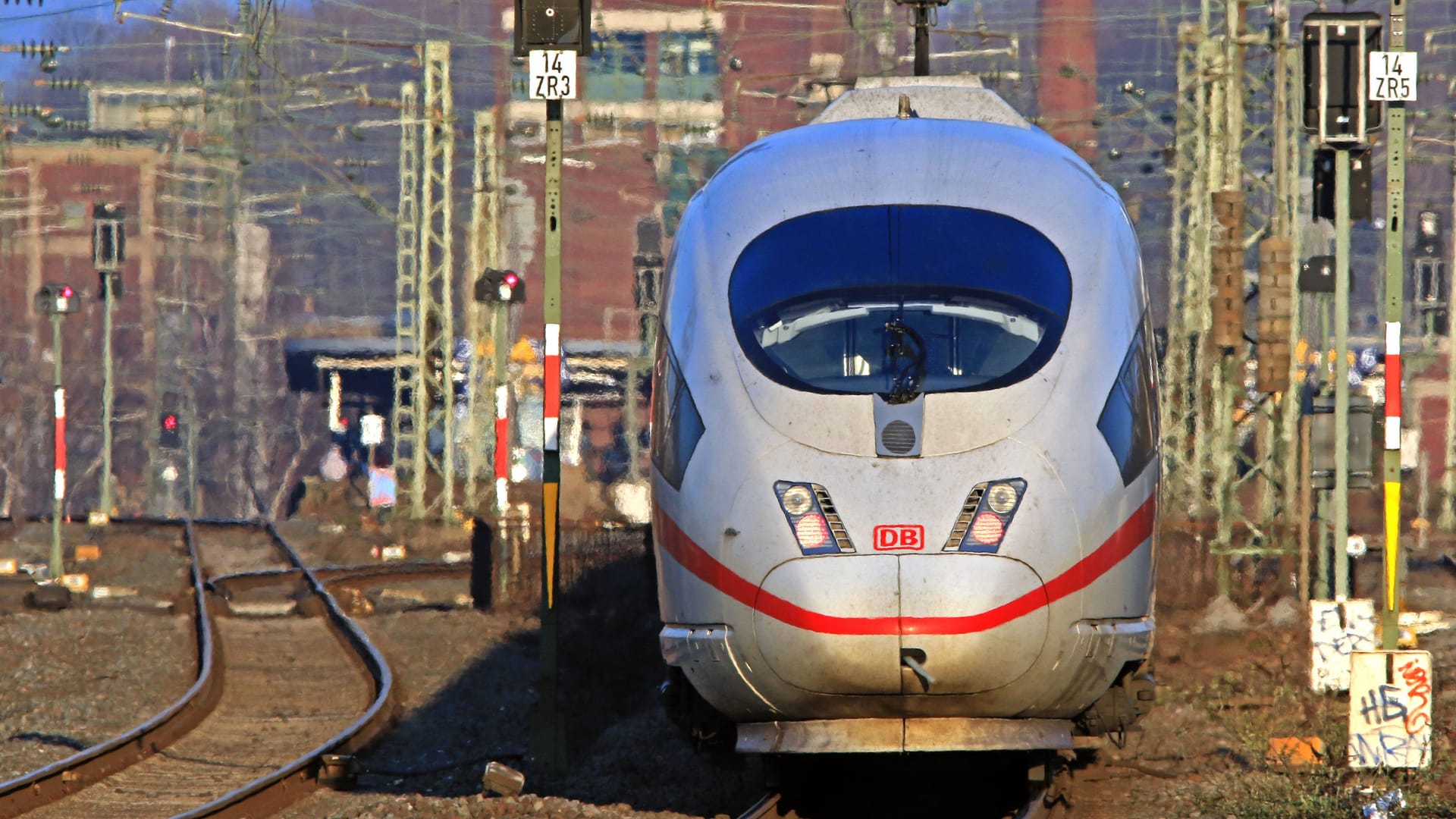 Ein ICE der Deutschen Bahn auf Gleisen (Symbolfoto): 137 Kilometer lang ist die Strecke insgesamt, 124 davon verlaufen auf deutschem Boden.