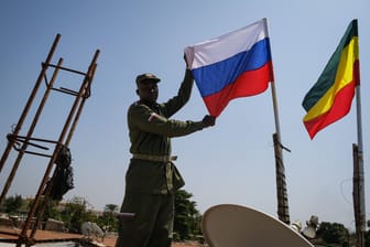 Russische Flagge in Bamako: Früher arbeitete Mali eng mit europäischen Staaten zusammen, nun mit Russland.