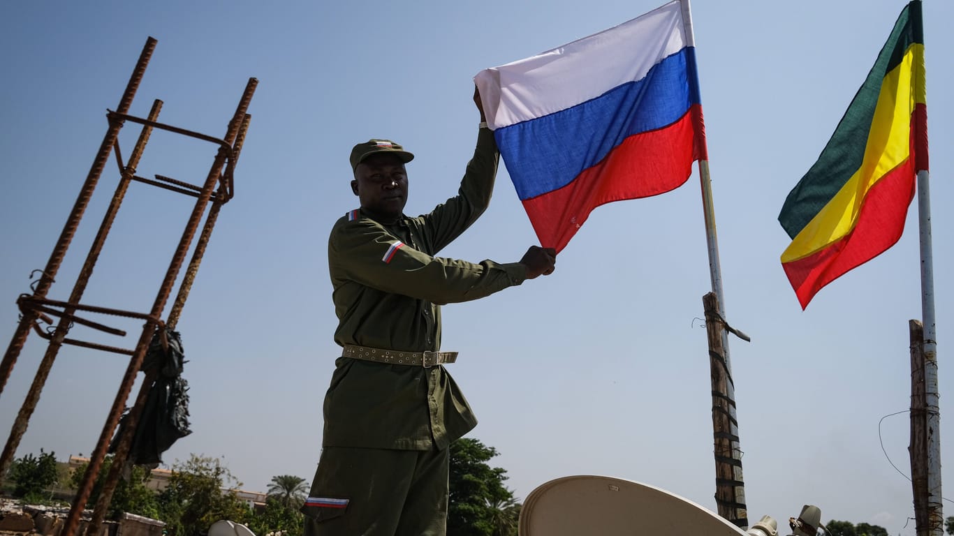 Russische Flagge in Bamako: Früher arbeitete Mali eng mit europäischen Staaten zusammen, nun mit Russland.