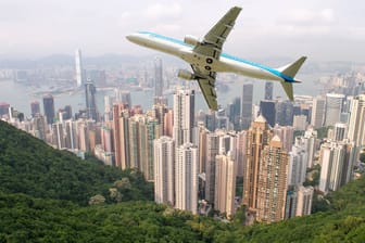 Flugzeug fliegt über Hongkong: Um Touristinnen und Touristen nach Hongkong zu locken, sollen Hunderttausende Flugtickets verschenkt werden.