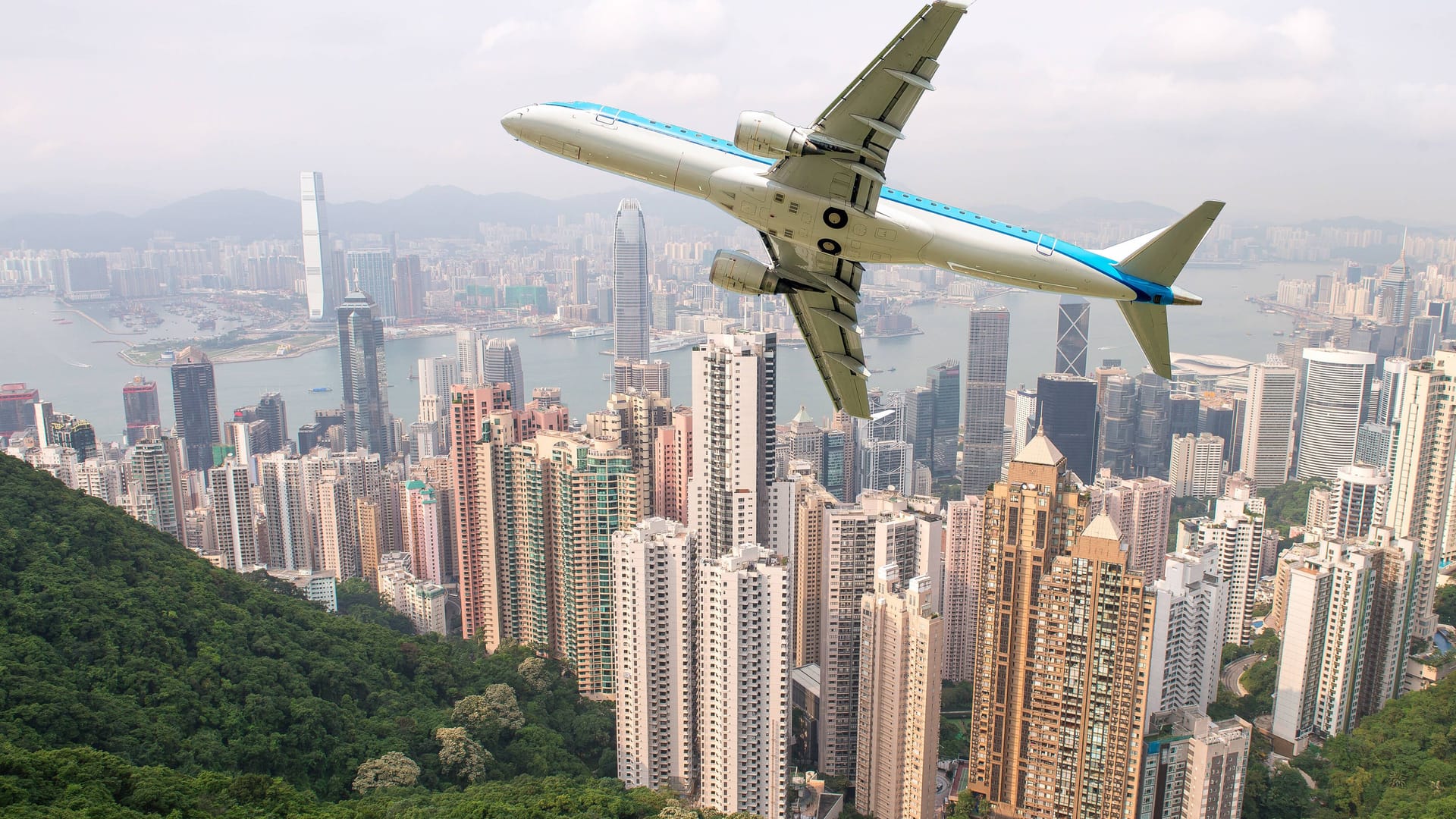 Flugzeug fliegt über Hongkong: Um Touristinnen und Touristen nach Hongkong zu locken, sollen Hunderttausende Flugtickets verschenkt werden. Flugzeug fliegt über Hongkong: Um Touristinnen und Touristen nach Hongkong zu locken, sollen Hunderttausende Flugtickets verschenkt werden.