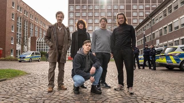 Peter Faber (Jörg Hartmann), Lucia Staubach (Produzentin Bavaria Fiction), Sebastian Ko (Regie), Andreas Köhler (Kamera), Jan Pawlak (Rick Okon) vor der Polizeiwache in Dortmund. Peter Faber (Jörg Hartmann), Lucia Staubach (Produzentin Bavaria Fiction), Sebastian Ko (Regie), Andreas Köhler (Kamera), Jan Pawlak (Rick Okon) vor der Polizeiwache in Dortmund.