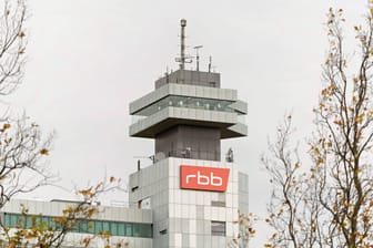 Das RBB-Fernsehzentrum an der Masurenallee (Archivbild): Der Sender kündigte ein Sparprogramm an.