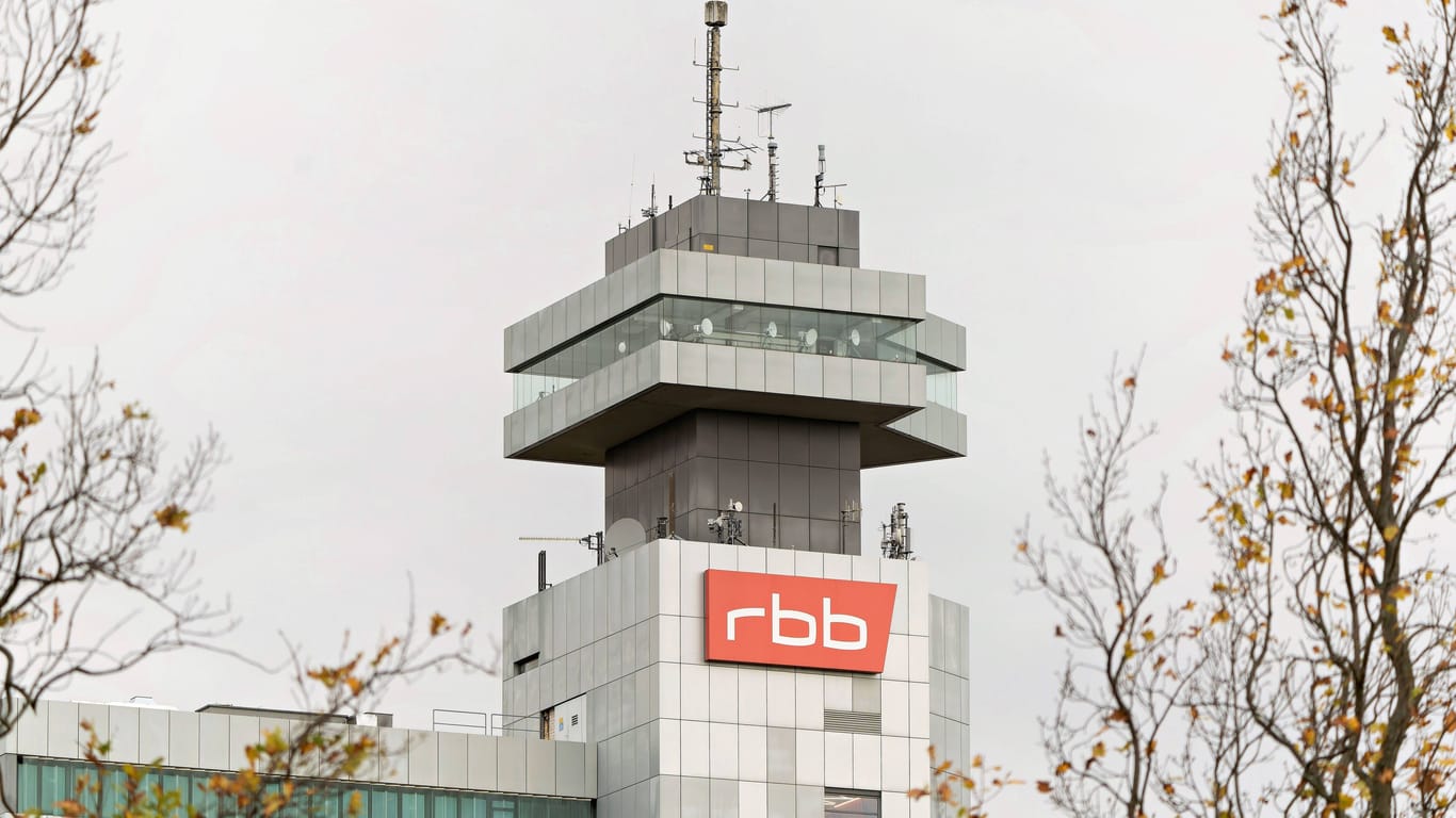 Das RBB-Fernsehzentrum an der Masurenallee (Archivbild): Der Sender kündigte ein Sparprogramm an.