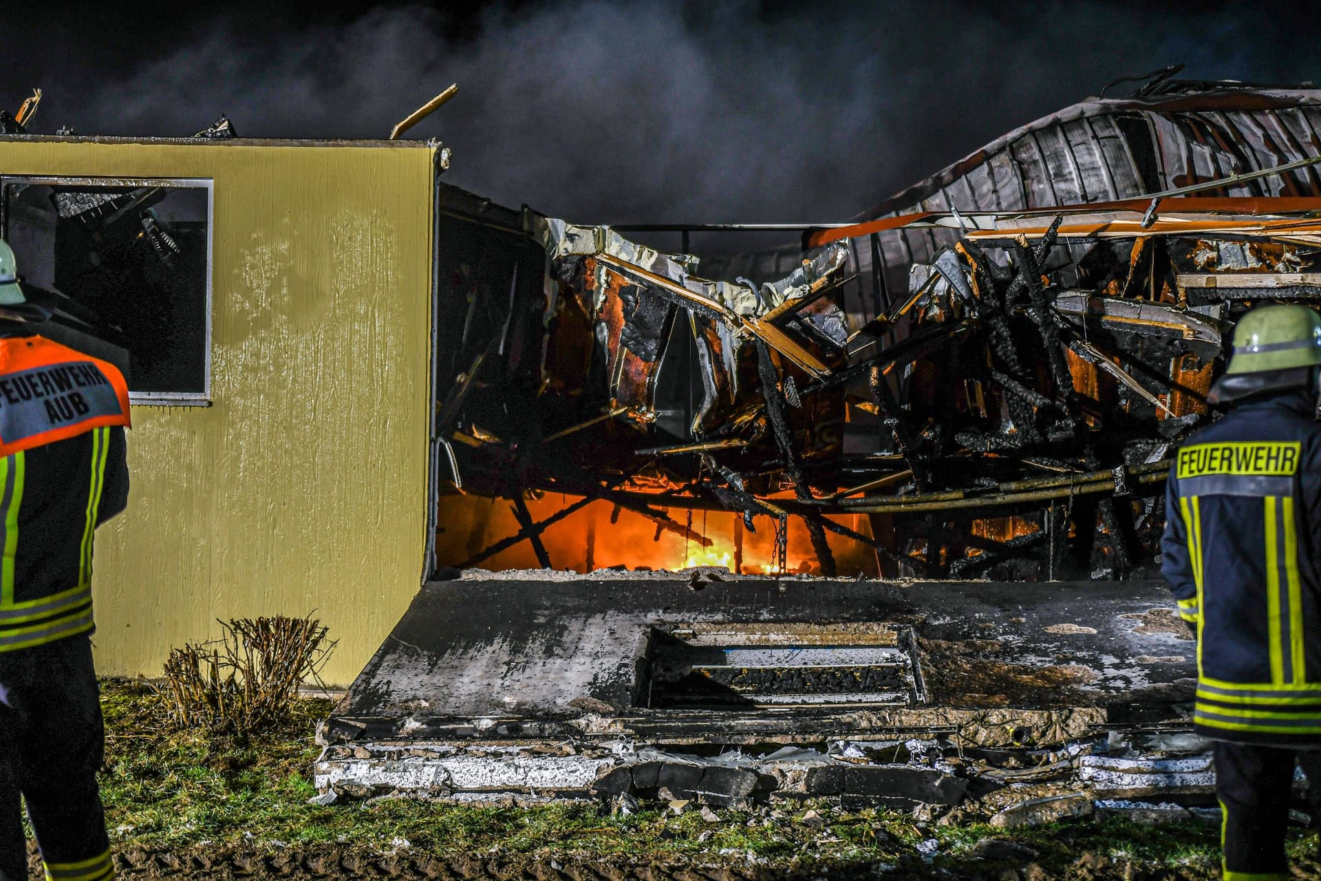 Einsatzkräfte der Feuerwehr bei den Löscharbeiten: Menschen seien bei dem Brand nicht zu Schaden gekommen.