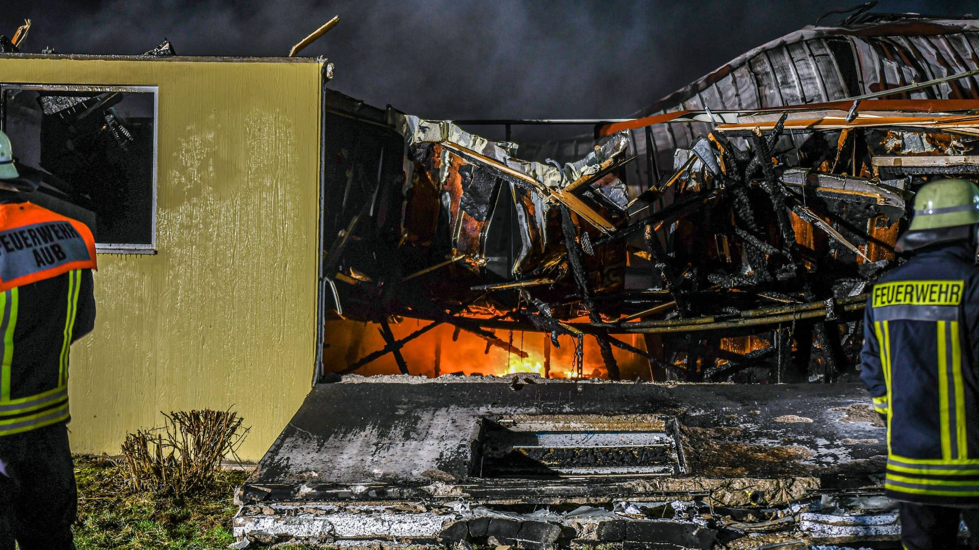 Einsatzkräfte der Feuerwehr bei den Löscharbeiten: Menschen seien bei dem Brand nicht zu Schaden gekommen.