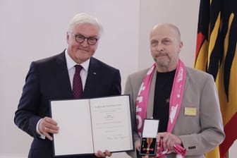 Bundespräsident Frank-Walter Steinmeier und Jürgen Uebel im Schloss Bellevue (Archivbild): Der für ein Engagement geehrte Uebel hat erfahren, dass er in einer Kriminalstatistik geführt wird.