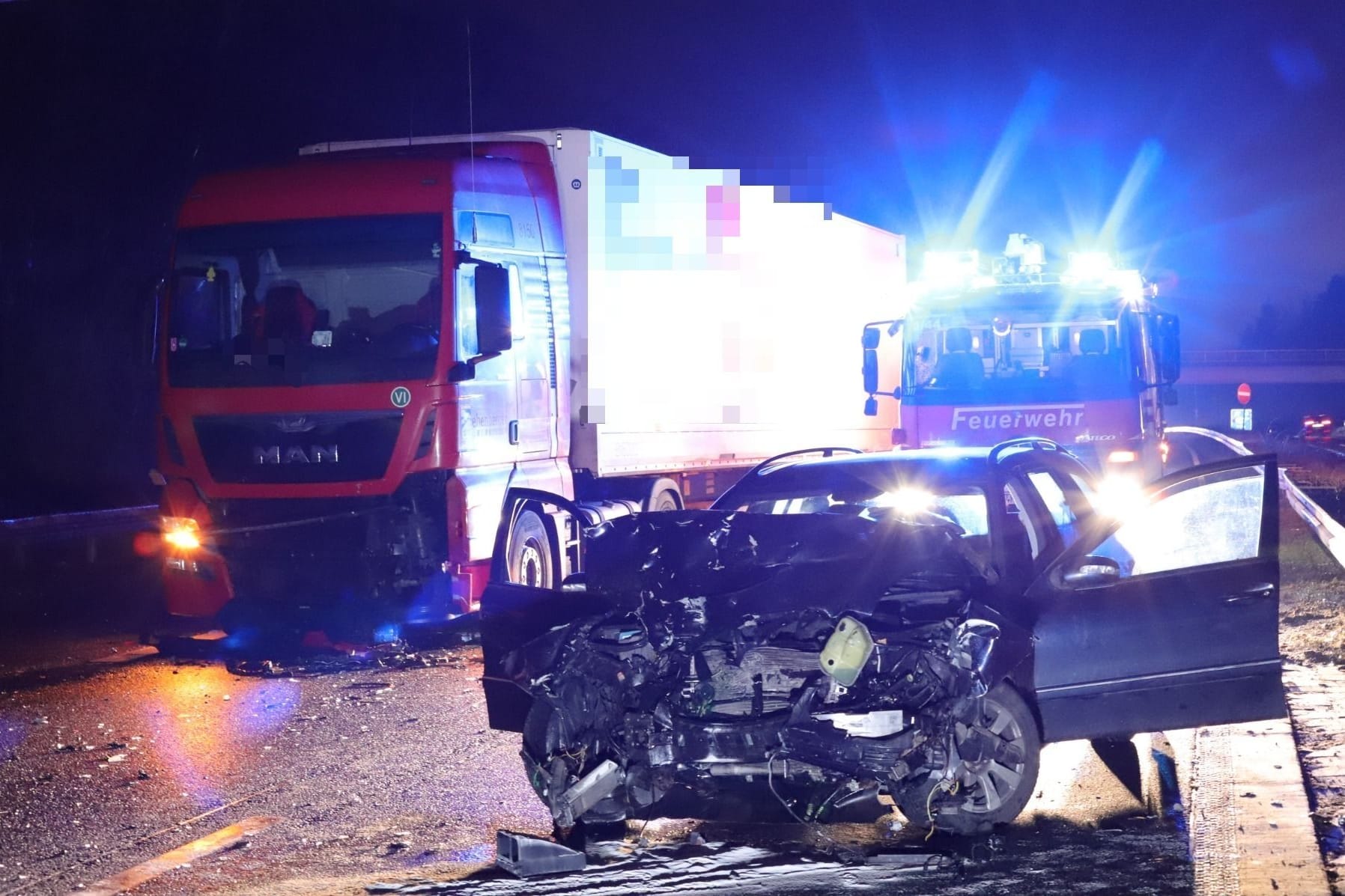 Das Auto wurde bei dem Unfall stark beschädigt: Es war quer auf die Fahrbahn geschleudert worden.