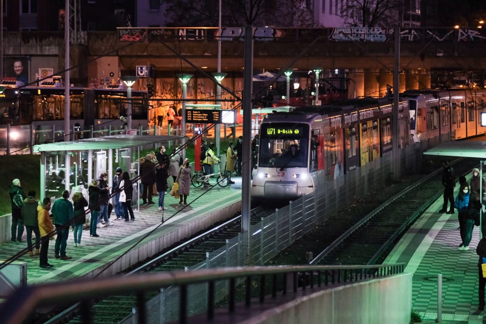 S-Bahn-Haltestelle in Düsseldorf (Symbolbild): Eine Schülergruppe wurde am Mittwoch von zwei Frauen bedroht.