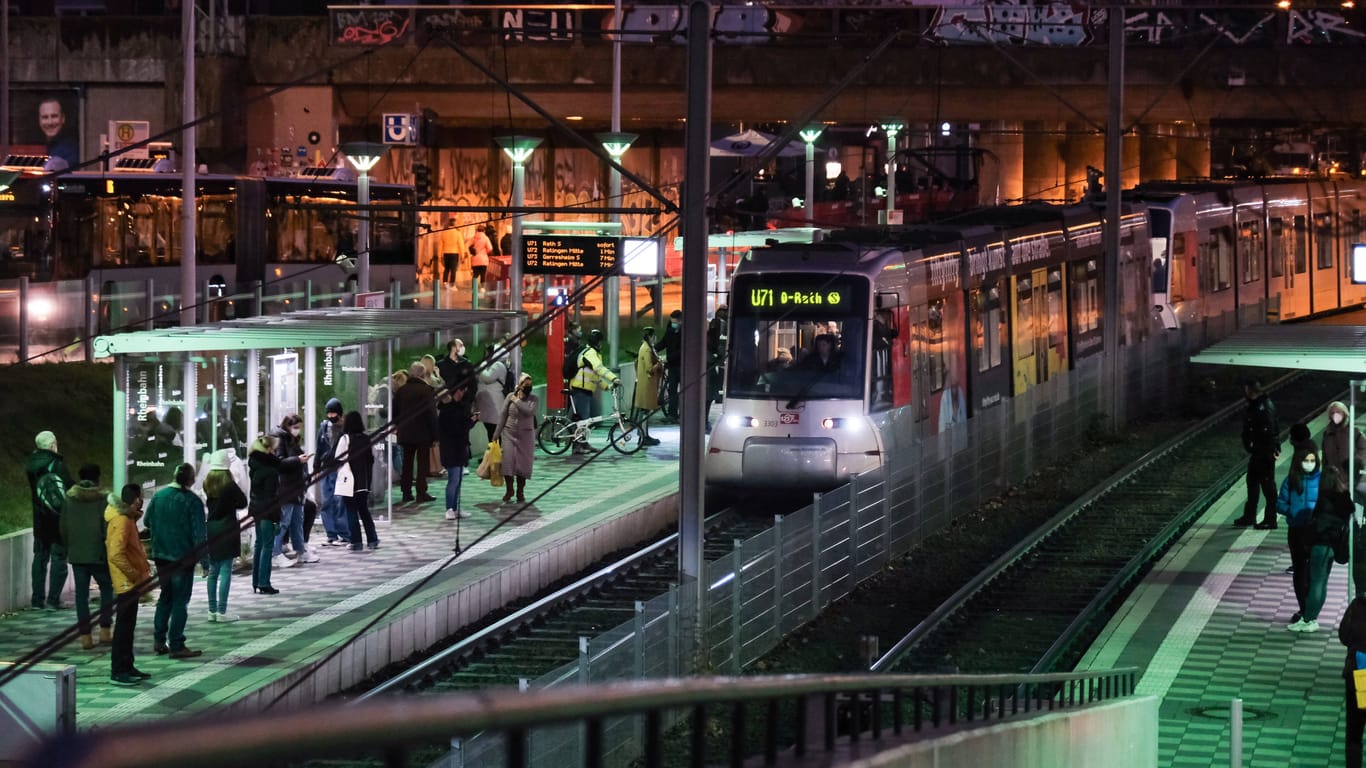 S-Bahn-Haltestelle in Düsseldorf (Symbolbild): Eine Schülergruppe wurde am Mittwoch von zwei Frauen bedroht.