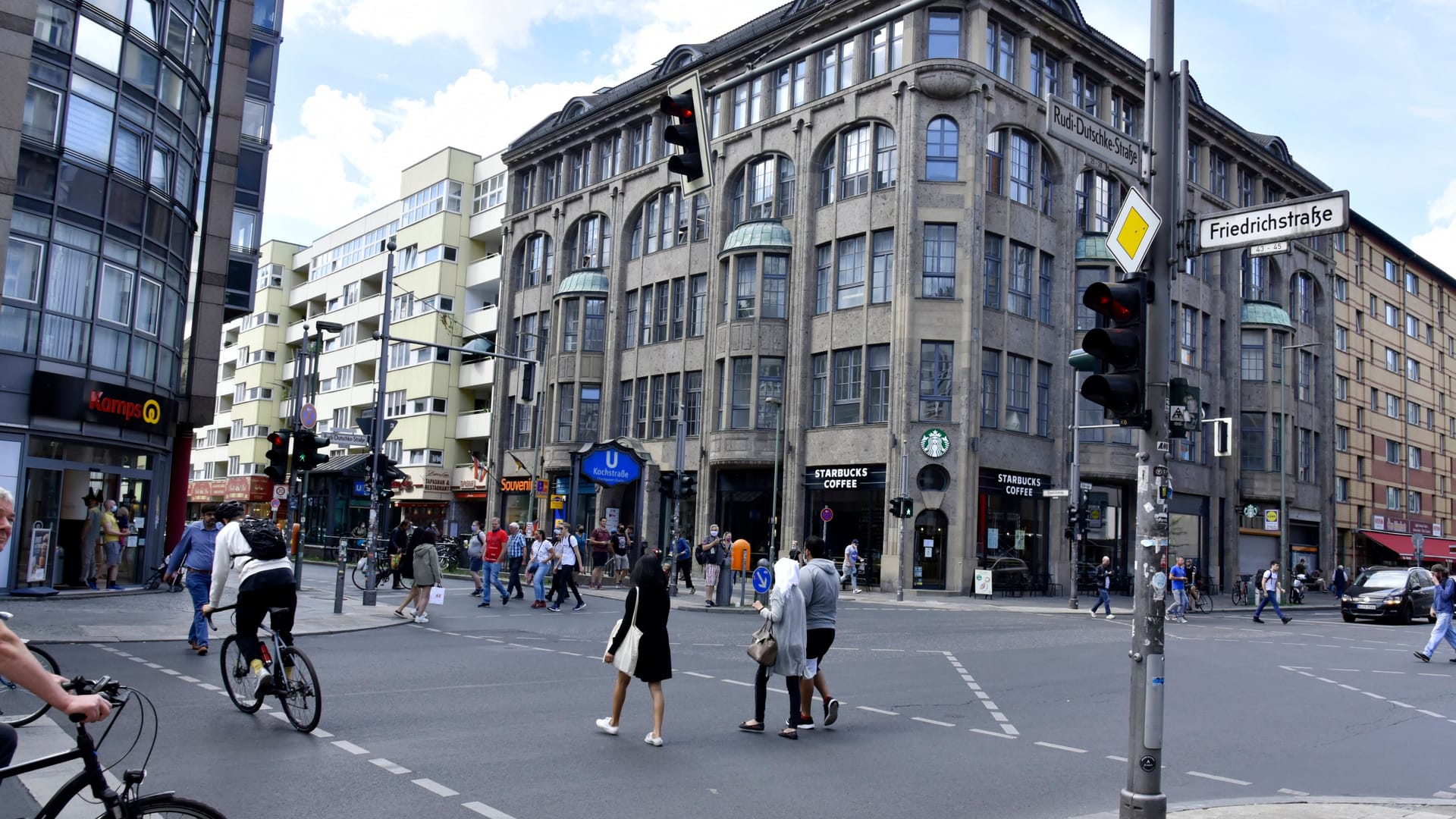 Kreuzung Kochstraße Ecke Friedrichstraße (Archivbild): Am Montag rettete ein Polizist in Kreuzberg vermeintlich einem Mann das Leben. Kreuzung Kochstraße Ecke Friedrichstraße (Archivbild): Am Montag rettete ein Polizist in Kreuzberg vermeintlich einem Mann das Leben.