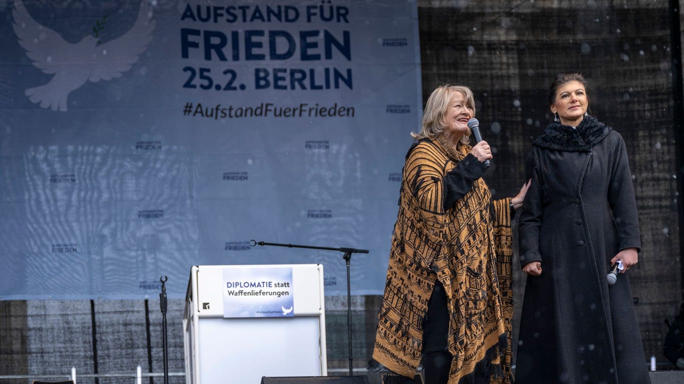 Alice Schwarzer (l), Frauenrechtlerin, und Sahra Wagenknecht (Die Linke), auf der Bühne.