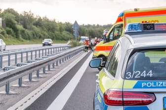 Retter im Einsatz auf der Autobahn (Symbolbild): Auf der A293 kam für die verunglückte junge Frau jede Hilfe zu spät.