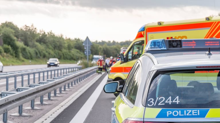 Retter im Einsatz auf der Autobahn (Symbolbild): Auf der A293 kam für die verunglückte junge Frau jede Hilfe zu spät.