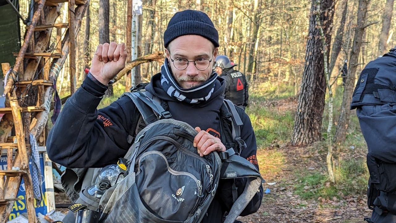 Dieser junge Mann folgt der Aufforderung der Polizei: Er erklärt, er sei nur zu Besuch gewesen.