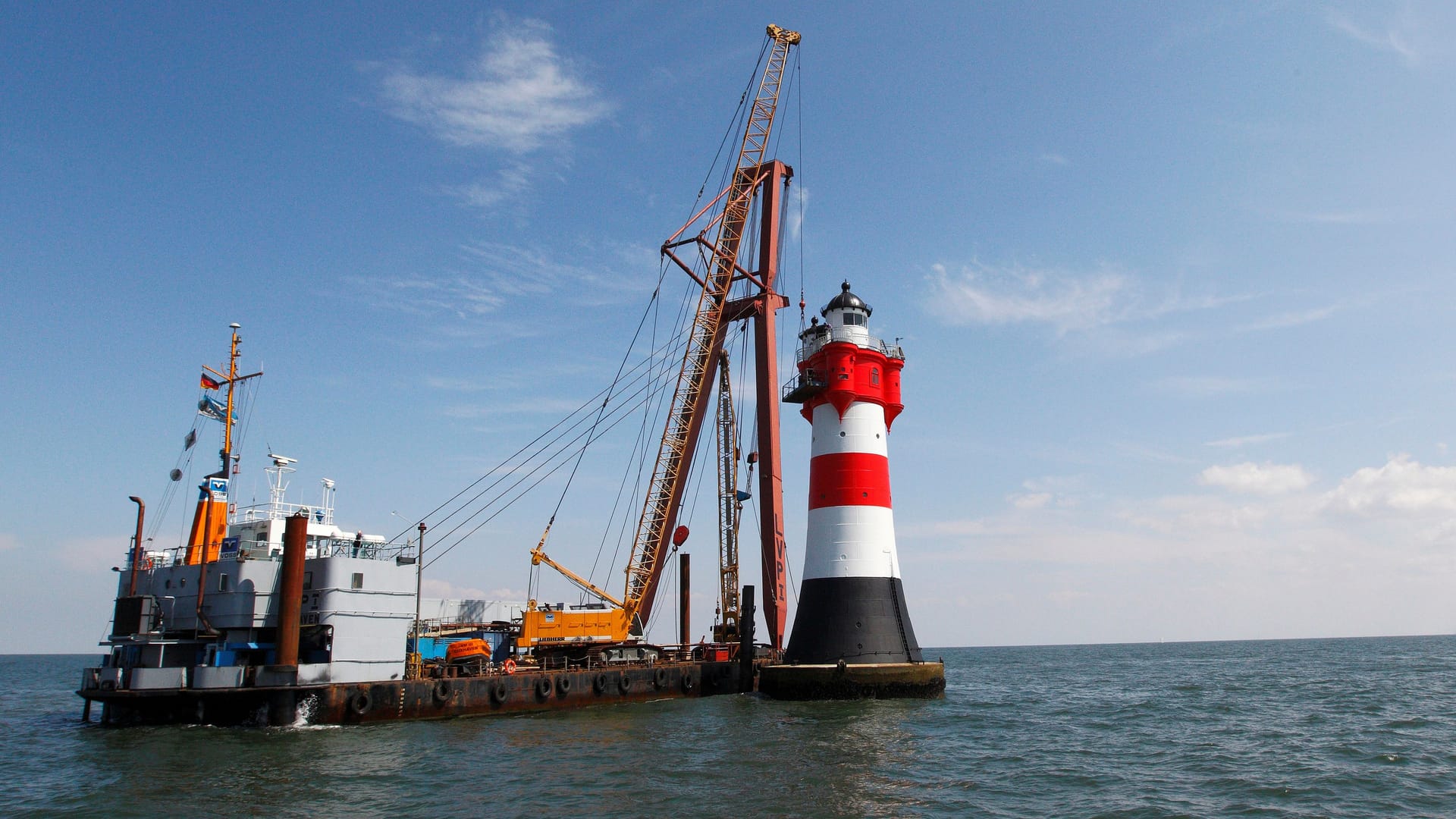Ein Kran am Leuchtturm Roter Sand (Archivfoto): Seinen Namen erhielt das Bauwerk von einer mit rotem Muschelkalk besetzten Sandbank, auf der er steht. Ein Kran am Leuchtturm Roter Sand (Archivfoto): Seinen Namen erhielt das Bauwerk von einer mit rotem Muschelkalk besetzten Sandbank, auf der er steht.