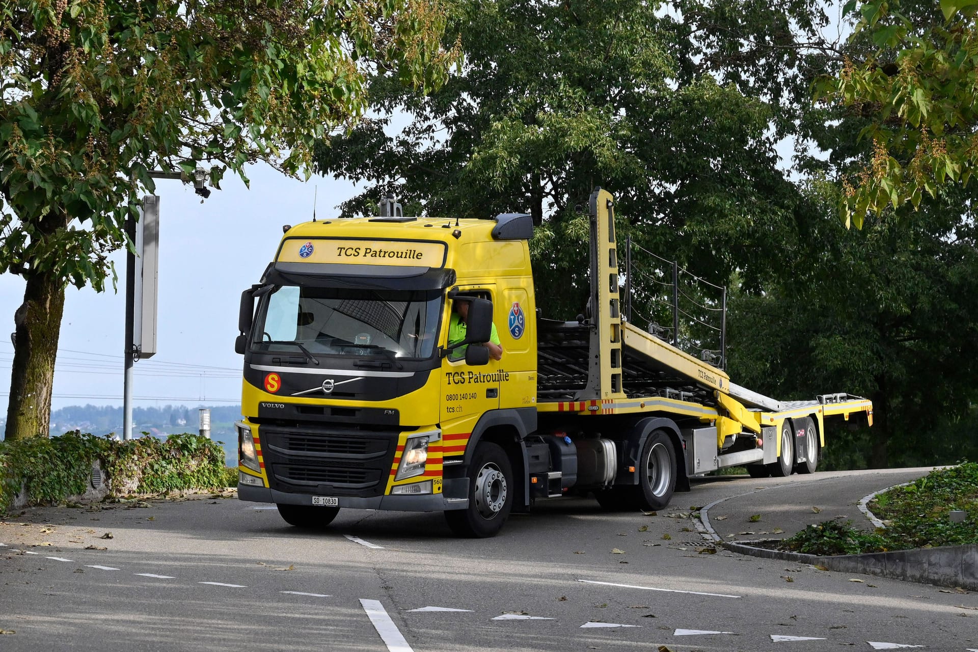 Ein Abschleppwagen auf der Fahrt zu einem Einsatzort (Symbolbild): In München wurde eine Frau von einem LKW erfasst, der gerade ein Fahrzeug abschleppen wollte.