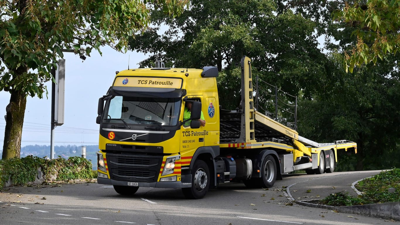 Ein Abschleppwagen auf der Fahrt zu einem Einsatzort (Symbolbild): In München wurde eine Frau von einem LKW erfasst, der gerade ein Fahrzeug abschleppen wollte.