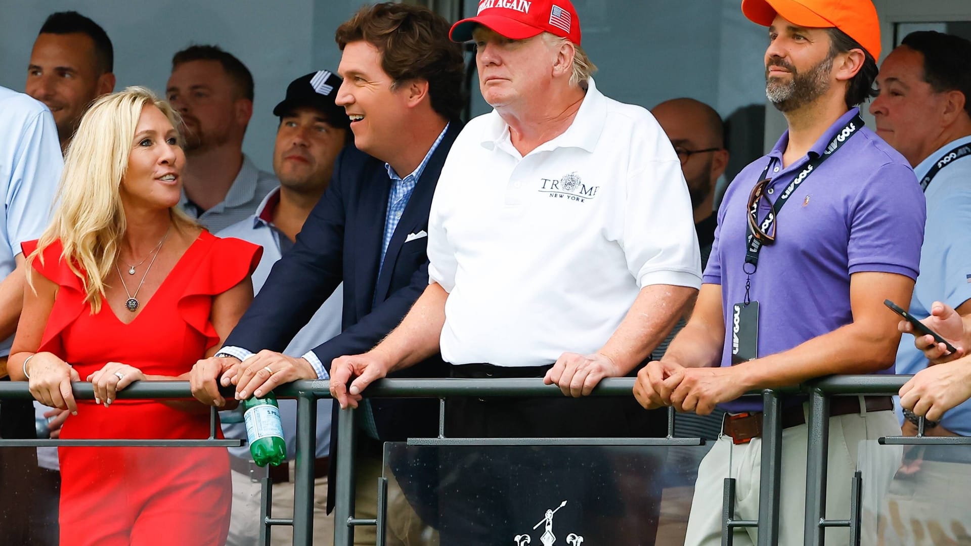 Ex-Präsident Donald Trump, sein Sohn Eric (r.), die republikanische Abgeordnete Marjorie Taylor Greene und Tucker Carlson bei einem von Trump veranstalteten Golfturnier.