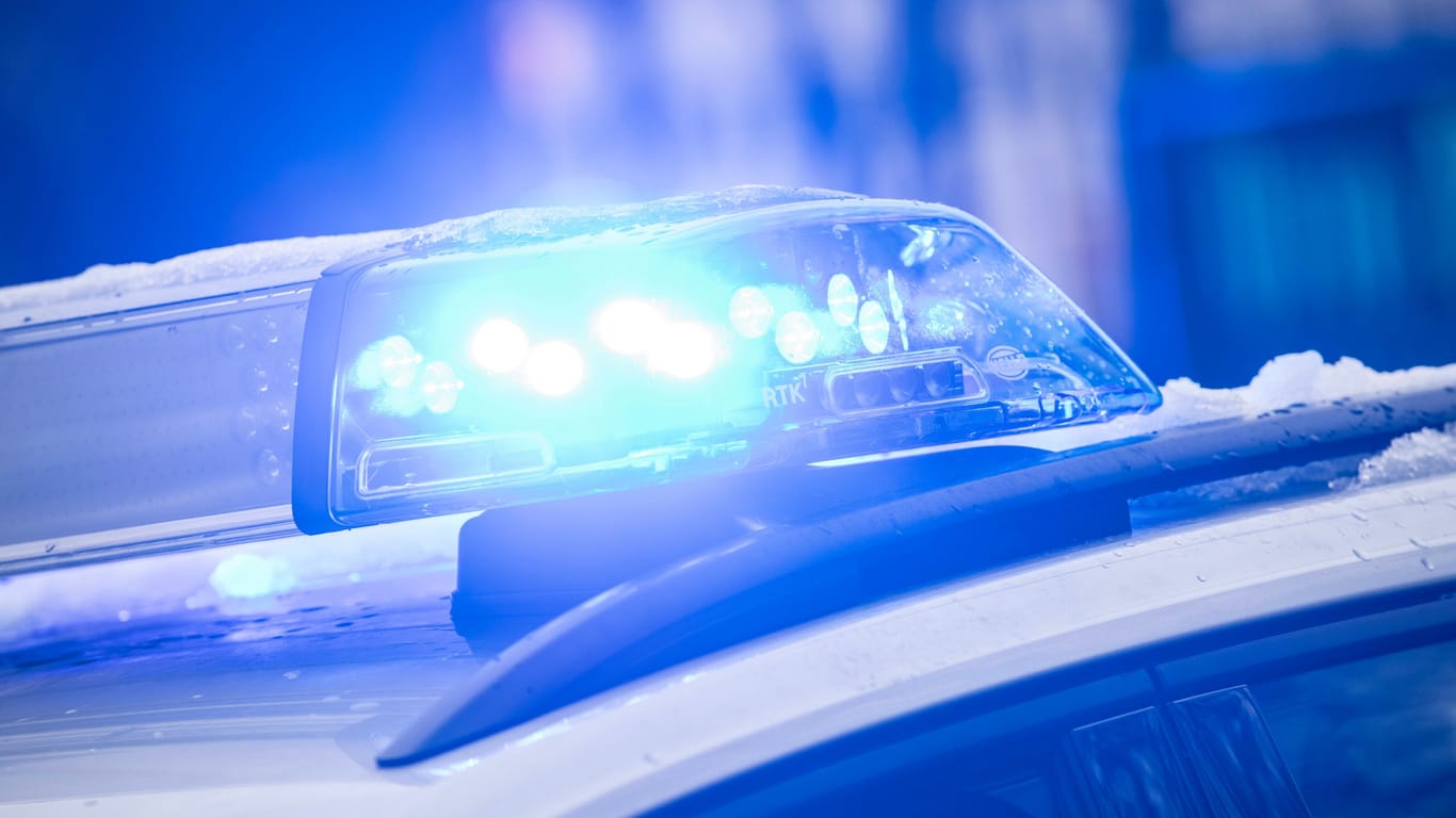 Blaulicht auf einem Polizeiwagen in München (Symbolbild): Bei einer Hausdurchsuchung ermittelten die Einsatzkräfte gegen 21 Verdächtige.