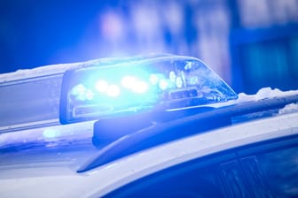 Blaulicht auf einem Polizeiwagen in München (Symbolbild): Bei einer Hausdurchsuchung ermittelten die Einsatzkräfte gegen 21 Verdächtige.