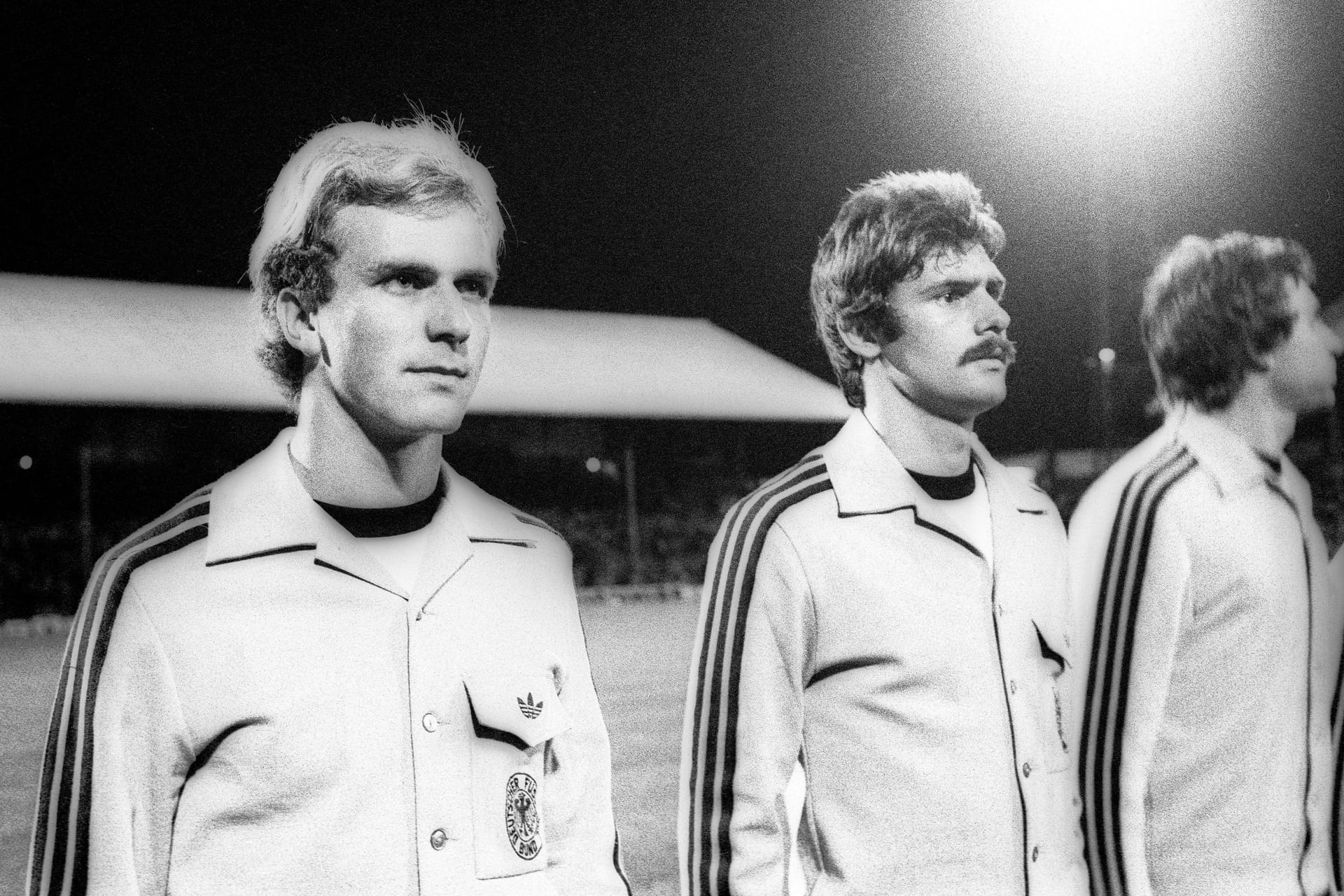 Erstes Länderspiel: Am 06. Oktober 1976 trägt Rummenigge im Länderspiel in Wales zum ersten Mal das deutsche Trikot. Die DFB-Elf gewinnt 2:0.