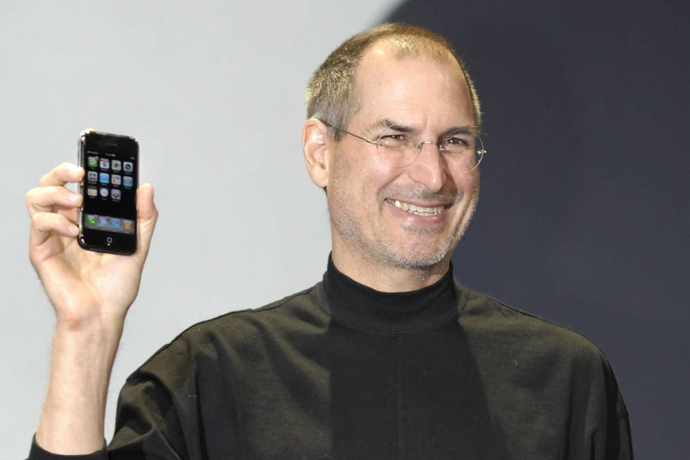 Enorme Wertsteigerung: Als Apple-Gründer Steve Jobs im Jahr 2007 das erste iPhone vorstellte, lag der Preis noch bei 599 Dollar.