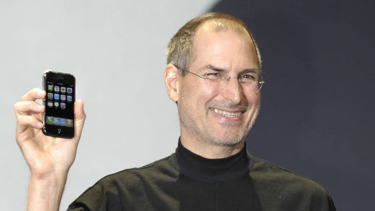 Enorme Wertsteigerung: Als Apple-Gründer Steve Jobs im Jahr 2007 das erste iPhone vorstellte, lag der Preis noch bei 599 Dollar.