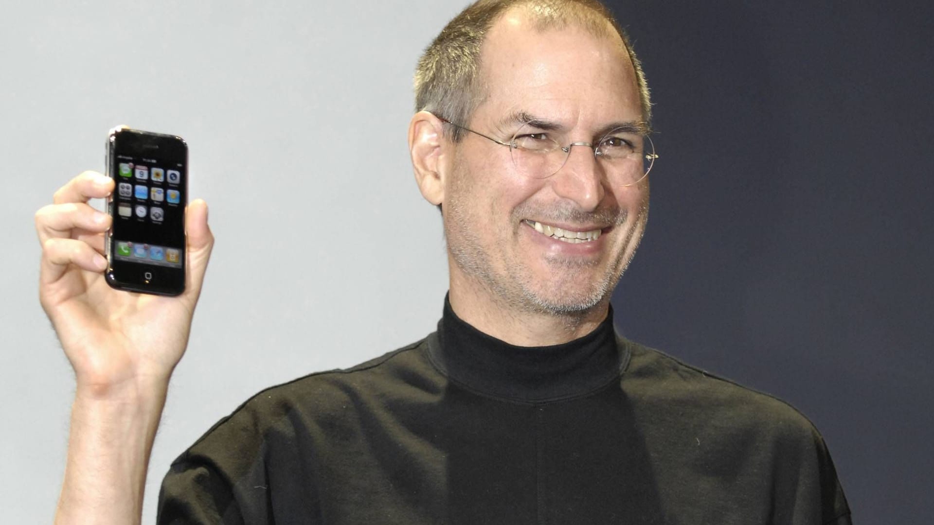 Enorme Wertsteigerung: Als Apple-Gründer Steve Jobs im Jahr 2007 das erste iPhone vorstellte, lag der Preis noch bei 599 Dollar.