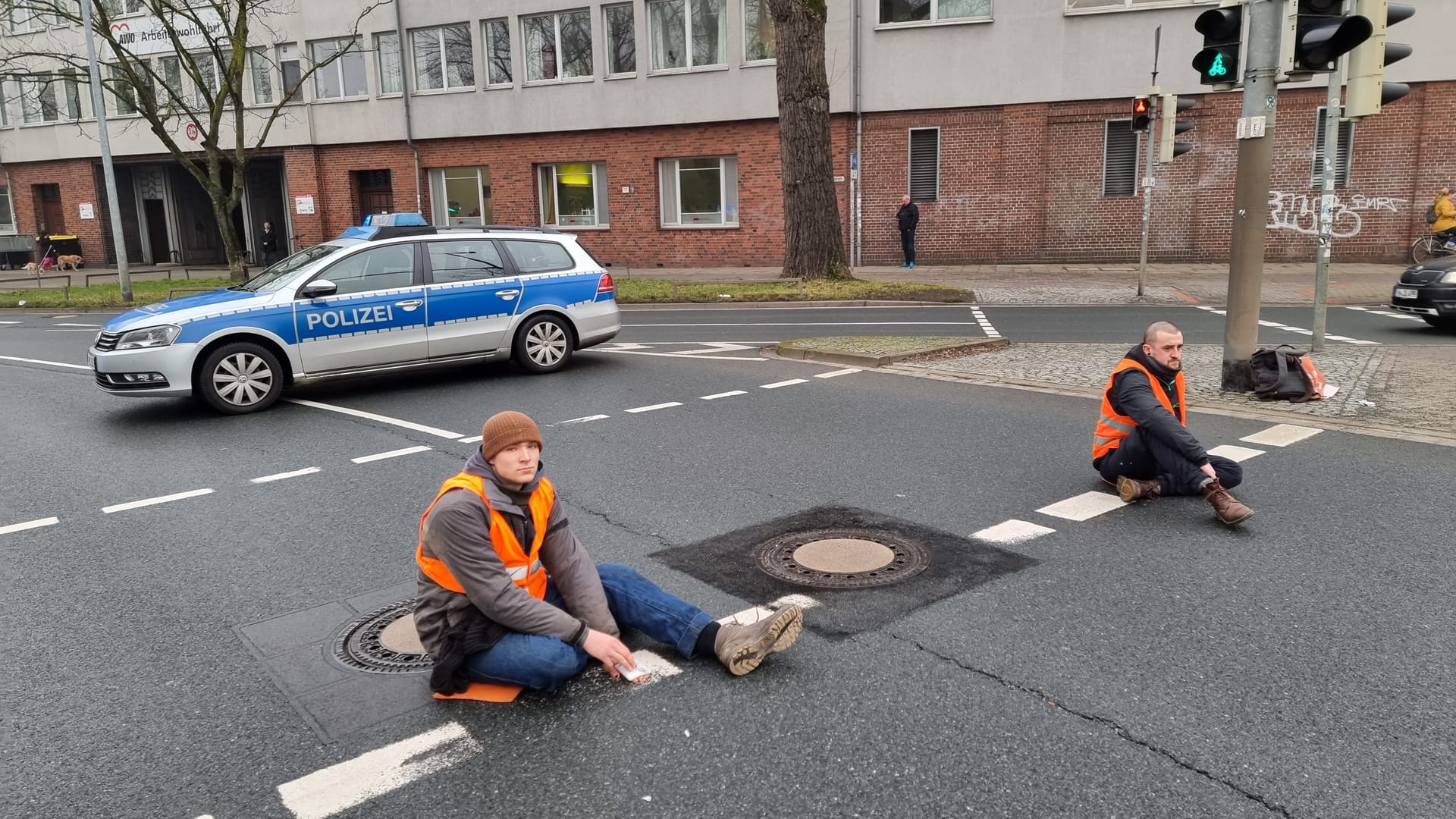 Aktivisten kleben sich am Deisterkreisel fest (Archivbild): Am Dienstag sorgen die "Letzte Generation" erneut für Verkehrsbehinderungen in Hannover.