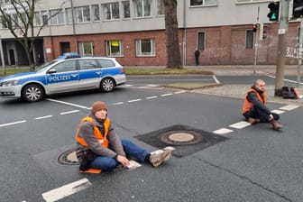 Aktivisten kleben sich am Deisterkreisel fest (Archivbild): Am Dienstag sorgen die "Letzte Generation" erneut für Verkehrsbehinderungen in Hannover.
