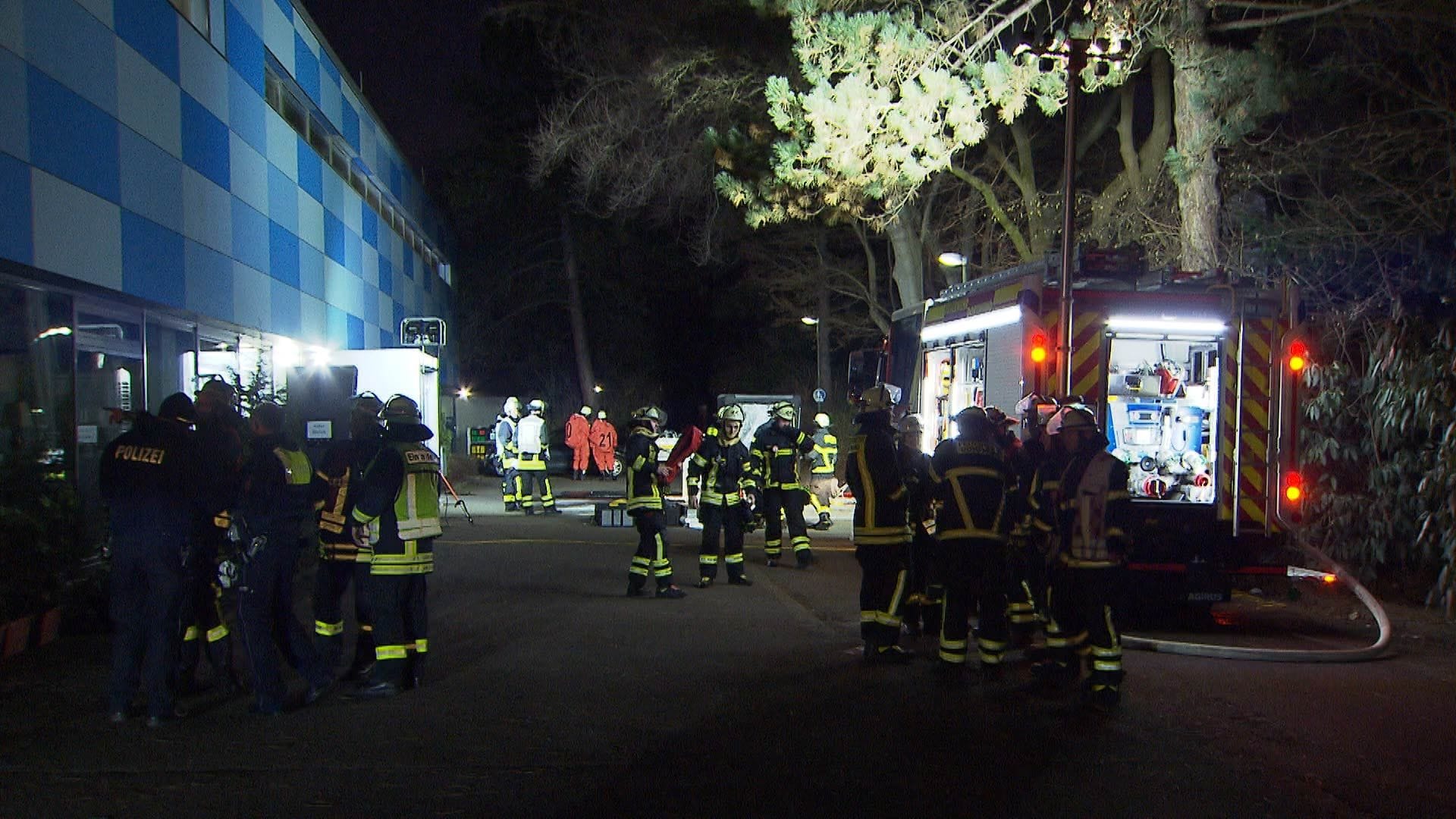 Einsatzkräfte der Feuerwehr in Dortmund: Bei routinemäßigen Arbeiten ist in einem Schwimmbad zur Freisetzung von Chlorgas gekommen. Einsatzkräfte der Feuerwehr in Dortmund: Bei routinemäßigen Arbeiten ist in einem Schwimmbad zur Freisetzung von Chlorgas gekommen.