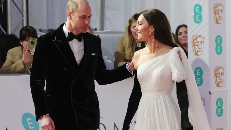 Royales Paar ungewohnt innig: Prinz William und Prinzessin Kate.