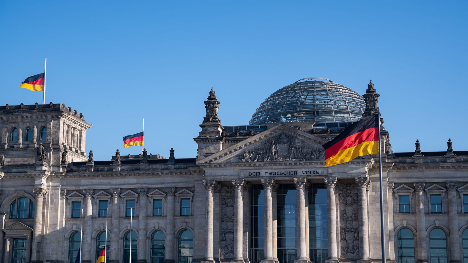 Das Reichstagsgebäude (Archivbild): Eine Aktion der Letzten Generation ist am Bundestag unterbunden worden. Das Reichstagsgebäude (Archivbild): Eine Aktion der Letzten Generation ist am Bundestag unterbunden worden.