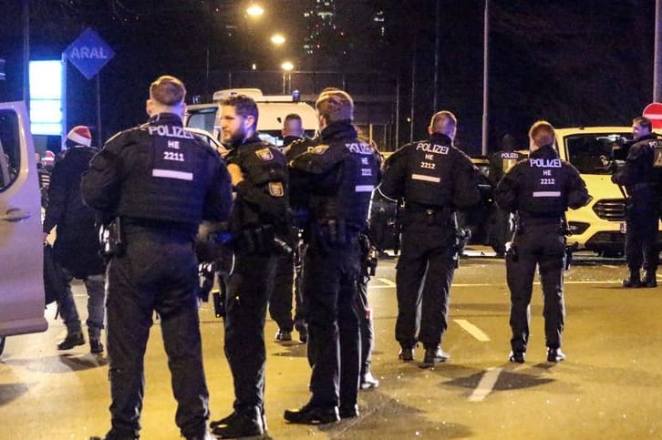 Polizisten in Frankfurt: Sie hatten am Dienstag viel zu tun.