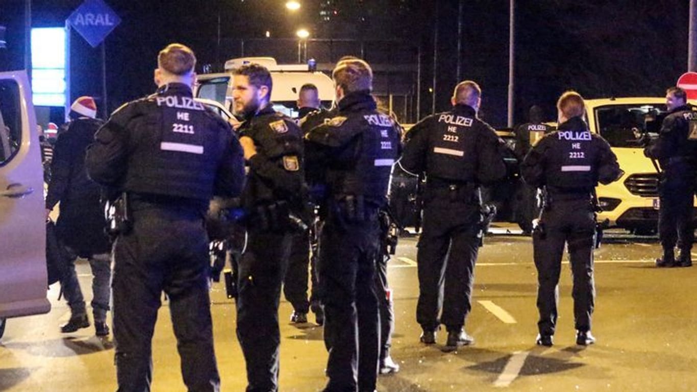 Polizisten in Frankfurt: Sie hatten am Dienstag viel zu tun.