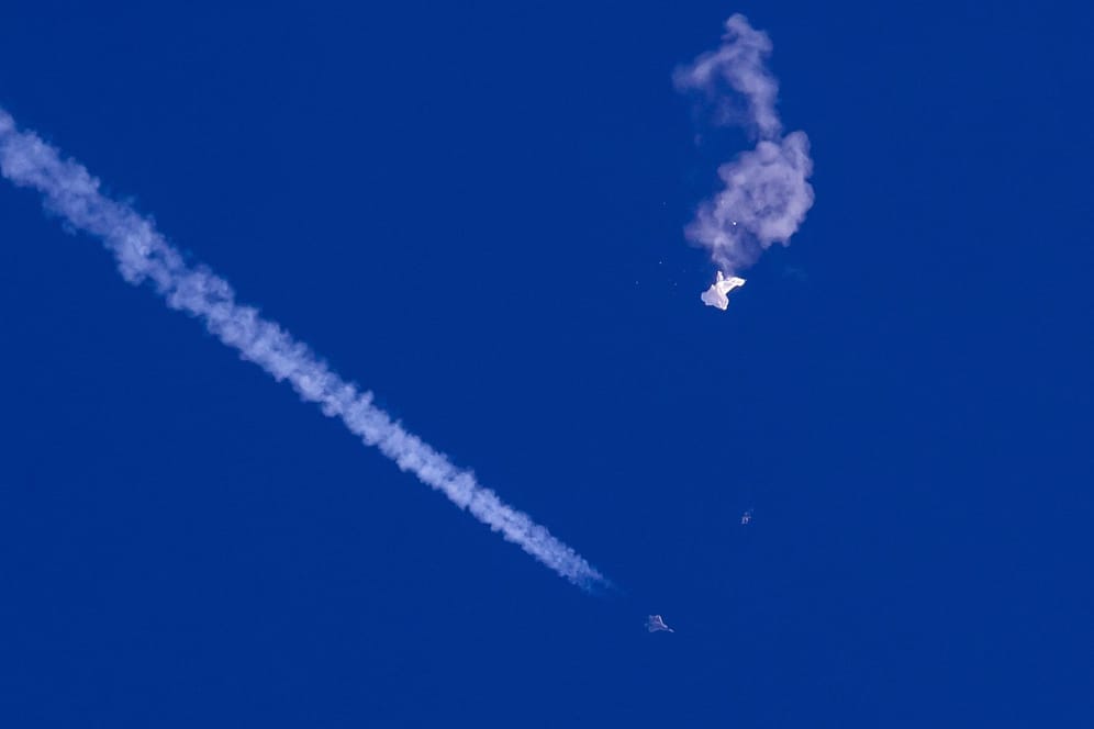 Die Überreste des Ballons über dem Atlantischen Ozean: Die USA haben den mutmaßlichen chinesischen Spionageballon abgeschossen.