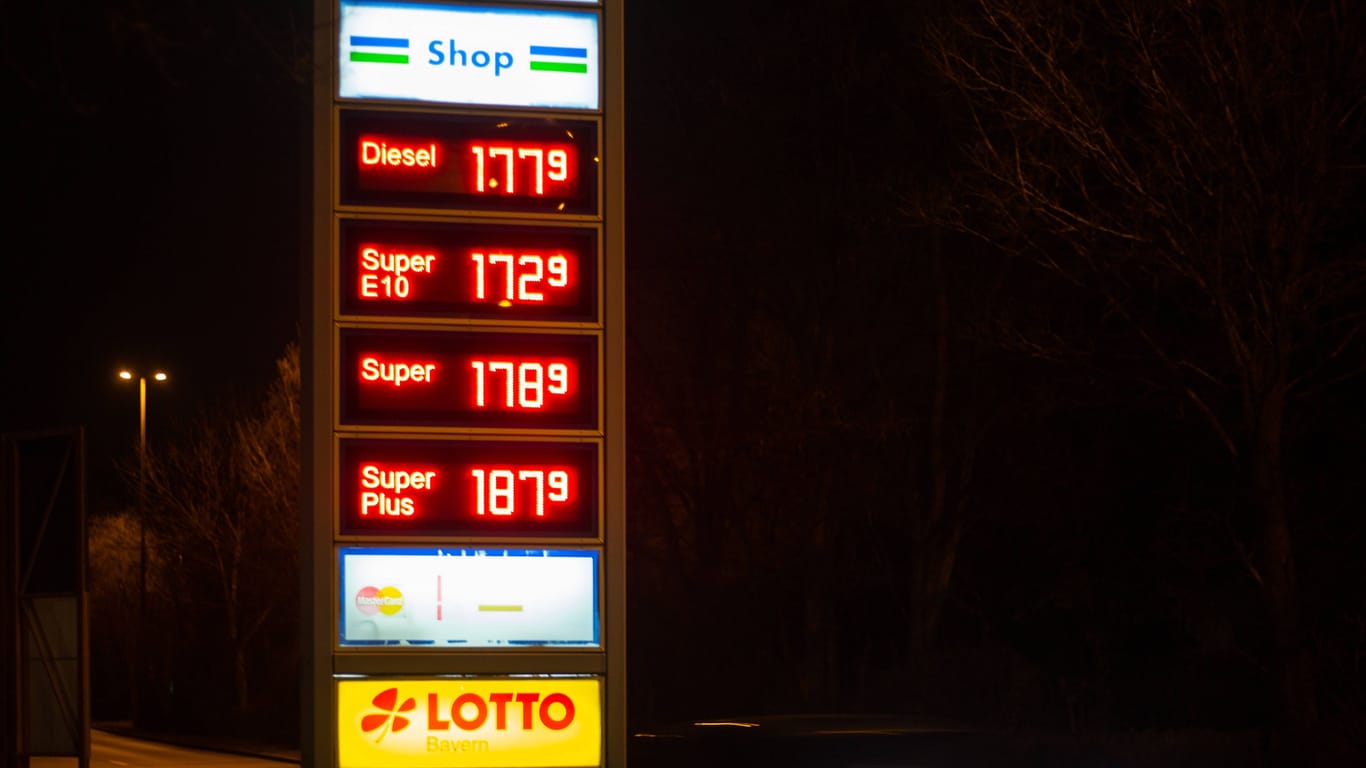 Tankstelle Anfang Februar: Zuletzt gingen die Preise für Sprit wieder etwas runter.