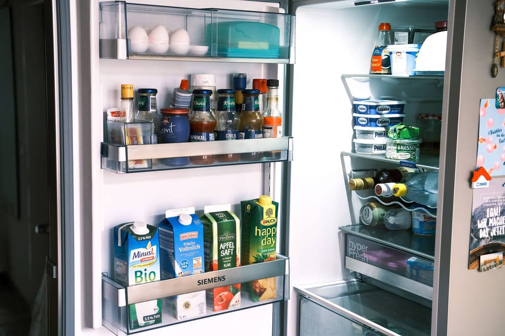 Offener Kühlschrank: Nahrungsmittel sind besonders teuer geworden.