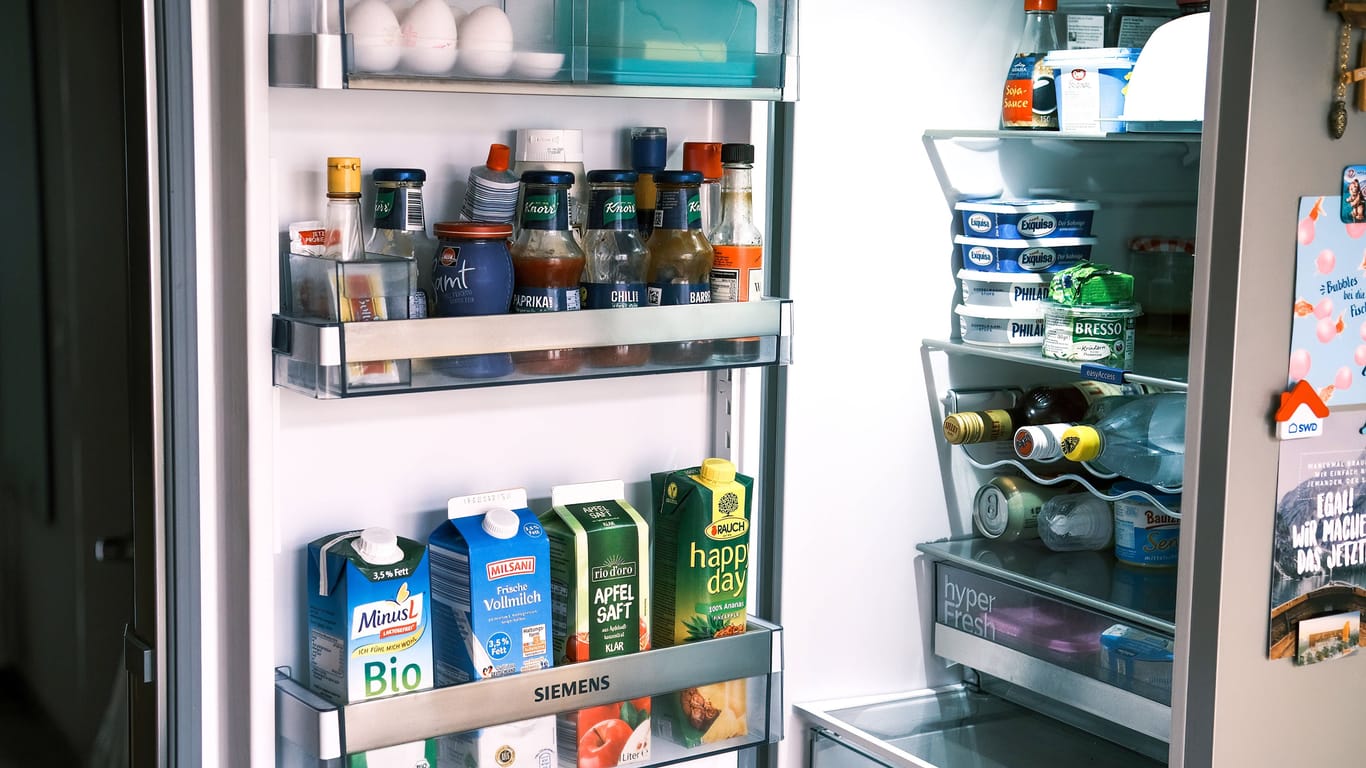 Offener Kühlschrank: Nahrungsmittel sind besonders teuer geworden.