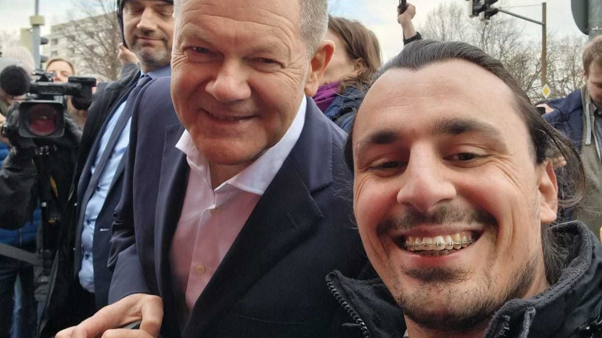 Olaf Scholz (SPD) mit dem Hannoveraner Ahmad Zataar: Journalisten ließ der Kanzler stehen – aber für Fotos mit Passanten nahm er sich Zeit.