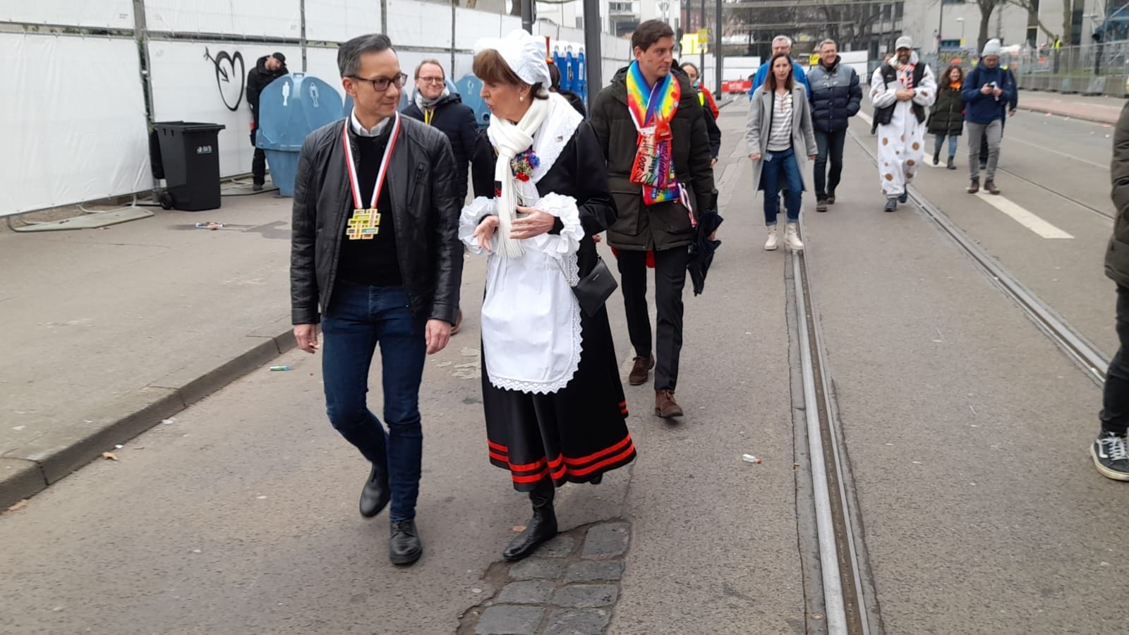 Kölner Polizeipräsident Falk Schnabel und Oberbürgermeisterin Henriette Reker: Gemeinsam besuchen sie das Zülpicher Viertel an Altweiber.