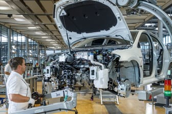 Autobau im Dresdner VW-Werk: Volkswagen hält an der Kompaktklasse fest – im Gegensatz zu anderen Herstellern.