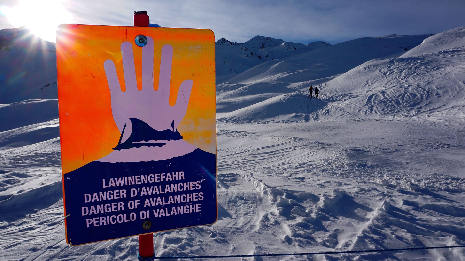 Warnschild auf einer Skipiste im Zillertal: Die Tiroler Behörden warnen vor großer Lawinengefahr. Warnschild auf einer Skipiste im Zillertal: Die Tiroler Behörden warnen vor großer Lawinengefahr.