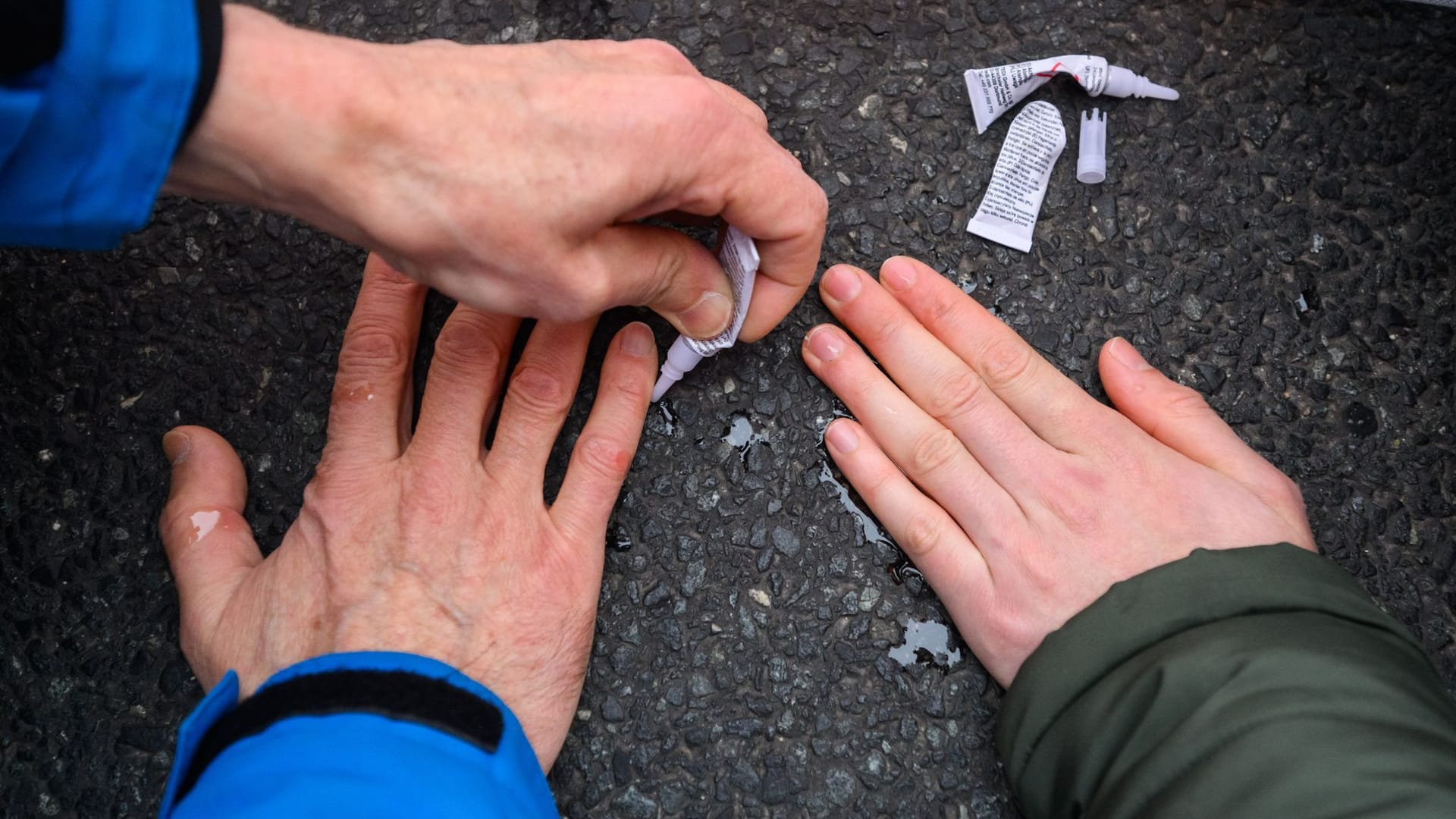 Mitglieder der Gruppierung Letzte Generation (Symbolbild): In Kalk haben Klimaaktivisten die Straße des 17. Juni blockiert. Mitglieder der Gruppierung Letzte Generation (Symbolbild): In Kalk haben Klimaaktivisten die Straße des 17. Juni blockiert.