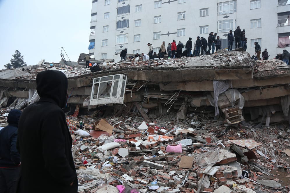 Ein eingestürztes Gebäude in der Türkei: Menschen suchen unter den Trümmern nach Überlebenden.