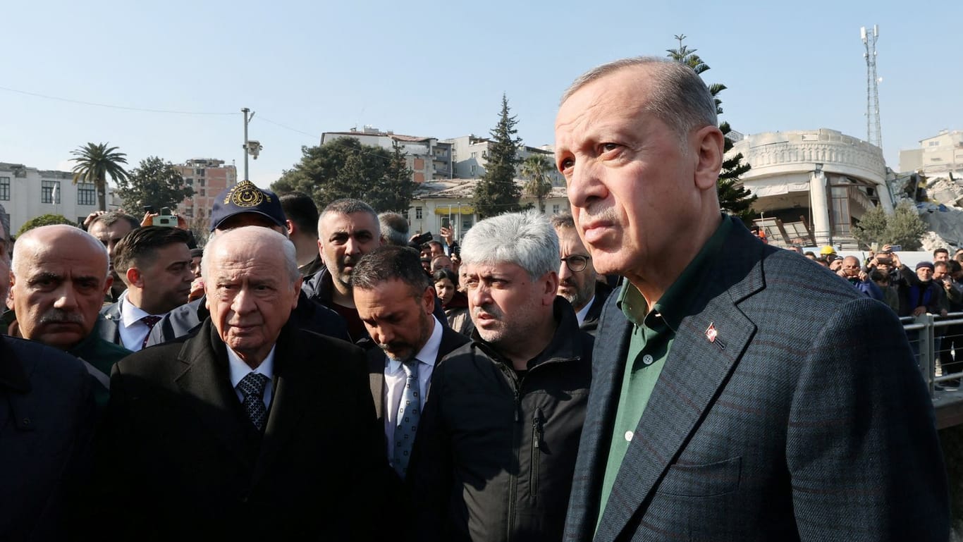 Recep Tayyip Erdoğan im Erdbebengebiet: Anwälte zeigen den türkischen Präsidenten wegen Tötung an.