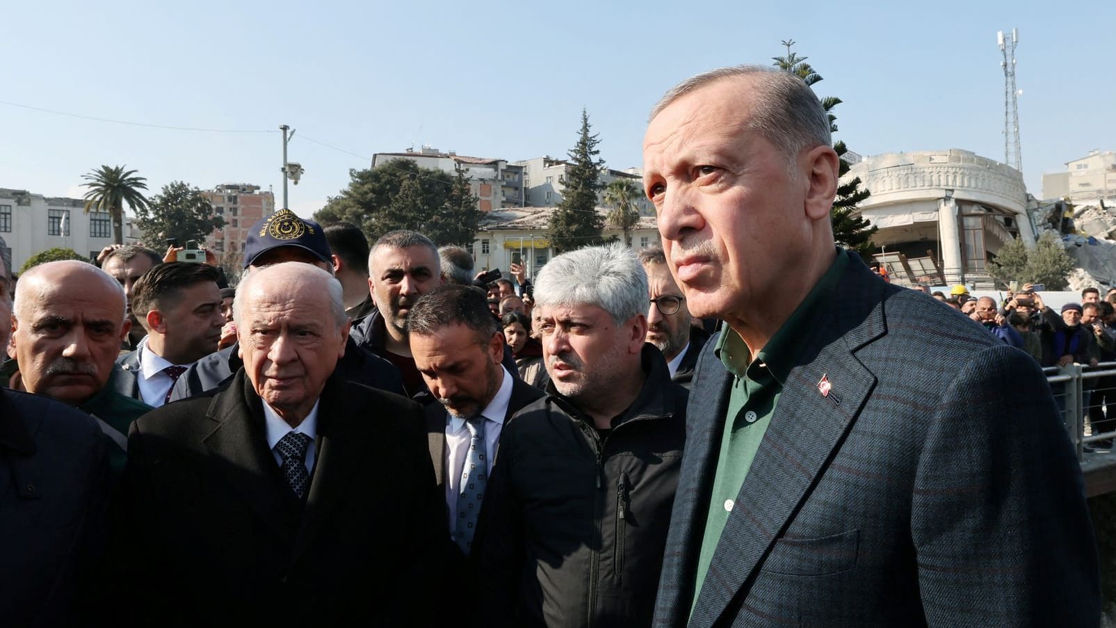 Recep Tayyip Erdoğan im Erdbebengebiet: Anwälte zeigen den türkischen Präsidenten wegen Tötung an. Recep Tayyip Erdoğan im Erdbebengebiet: Anwälte zeigen den türkischen Präsidenten wegen Tötung an.