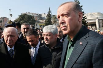 Recep Tayyip Erdoğan im Erdbebengebiet: Anwälte zeigen den türkischen Präsidenten wegen Tötung an.